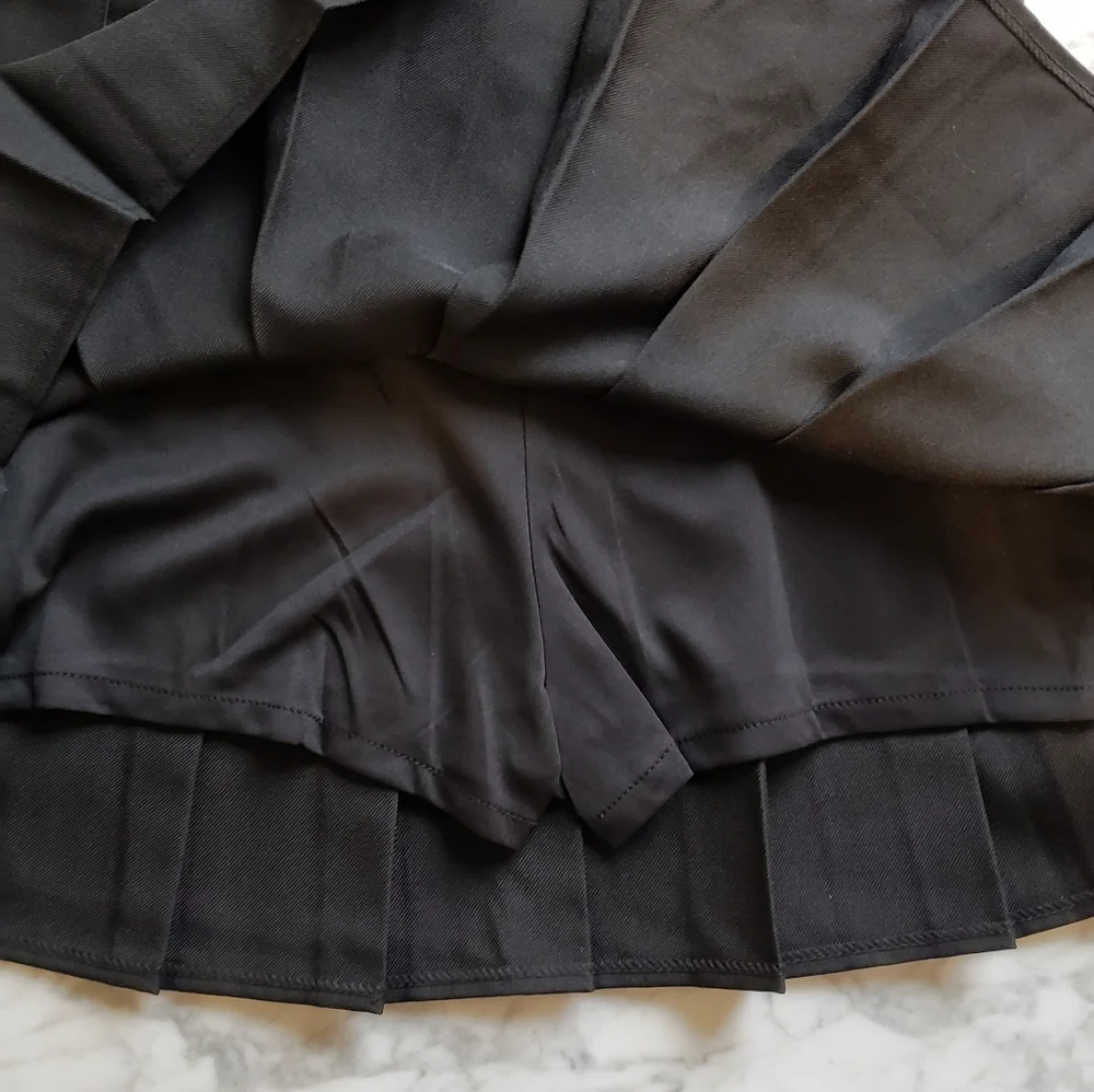 NWOT Pleated mini skirt black - Picture 2 of 4